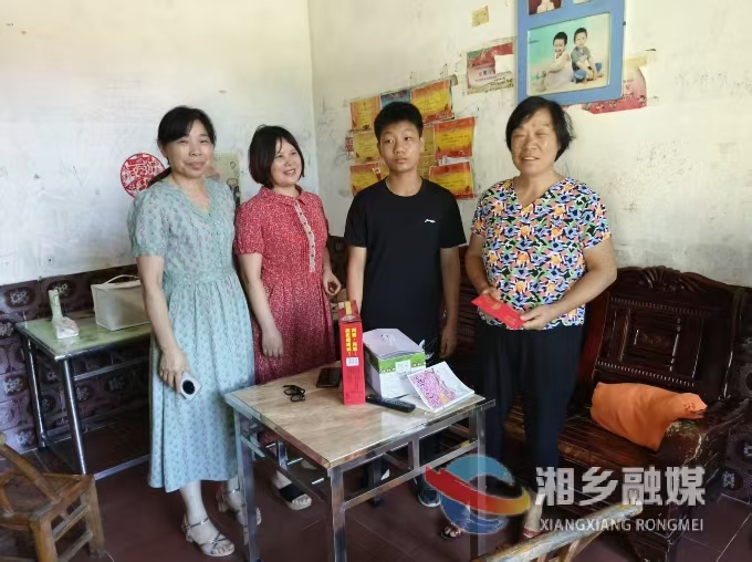 [教育局]泉塘中学党支部开展困难学生走访活动