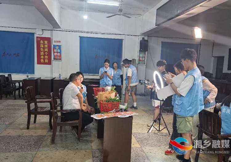 [壶天镇]青春助农云带货 直播赋能促增收
