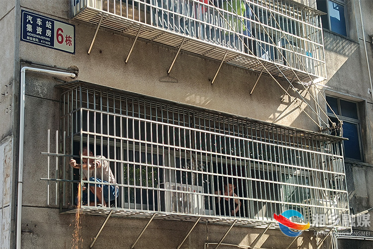 [望春门街道]拆窗破网除隐患 清障疏堵保安全