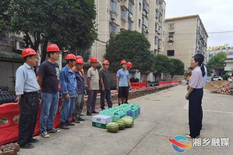 [住建局]酷暑送清凉 慰问一线施工人员