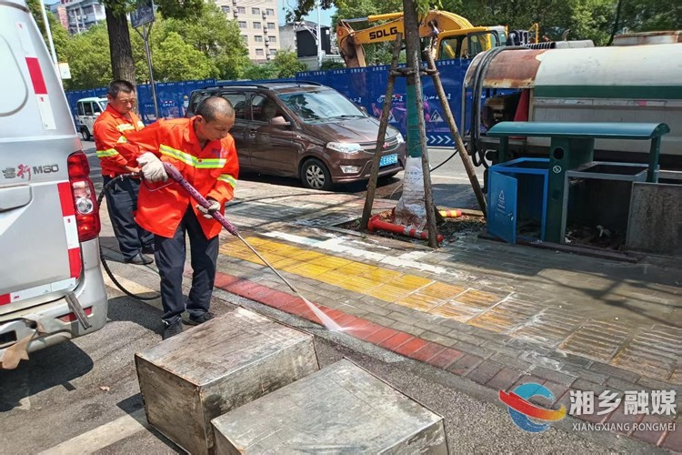 [城管局]开展路面油污专项整治 消除隐患守护城市“洁净美”