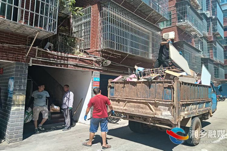 [昆仑桥街道]集中攻坚楼道堆物    全力打通“生命通道”