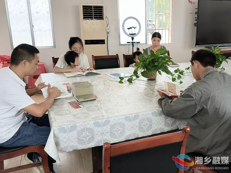 [翻江镇]农家书屋“焕新颜”  亲子共读“添书香”