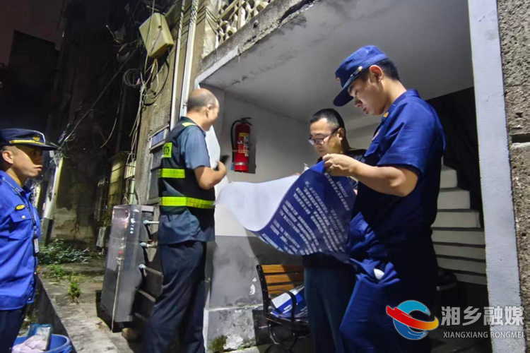 [昆仑桥街道]夜间“飞线充电”专项整治 守护居民“家门口的安全”