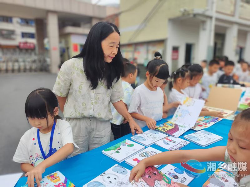 湘乡市向阳学校举办“东山红·名人颂”红色连环画与心育绘本展