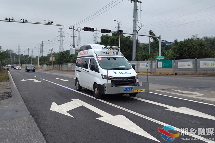 [交通运输局]G240国道养护提质 路域环境焕新升级